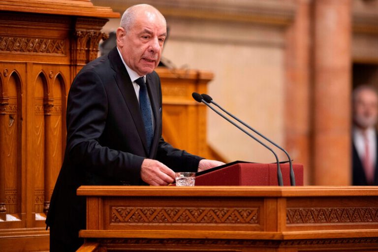 Maďarský parlament schválil dodatek k ústavě, jenž má ukončit mandát prezidenta
