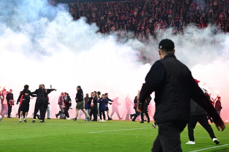 Ministerstvo vnitro: Slavia při derby pochybila, zavření stadionu ale není nutné