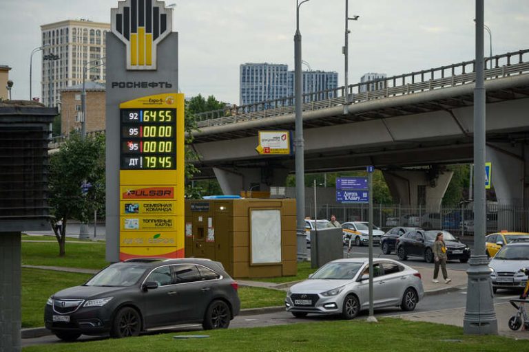Ruské úřady vymýšlejí stále nové způsoby prodeje vzácného benzinu, píše BBC