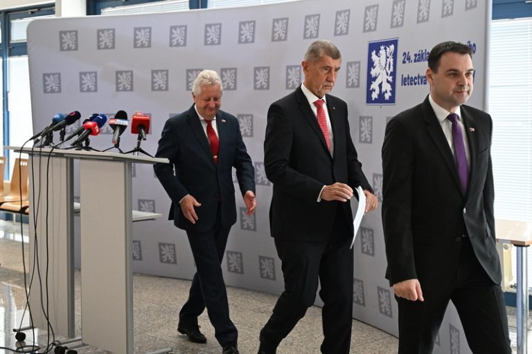 Postoj Babišovy vlády před summitem NATO je ostudný a nedůstojný, míní opozice