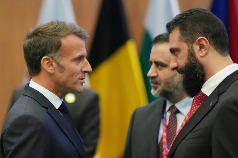 Z okolí hotelu v Damašku, kde přespal Macron, jsou hlášeny výbuchy