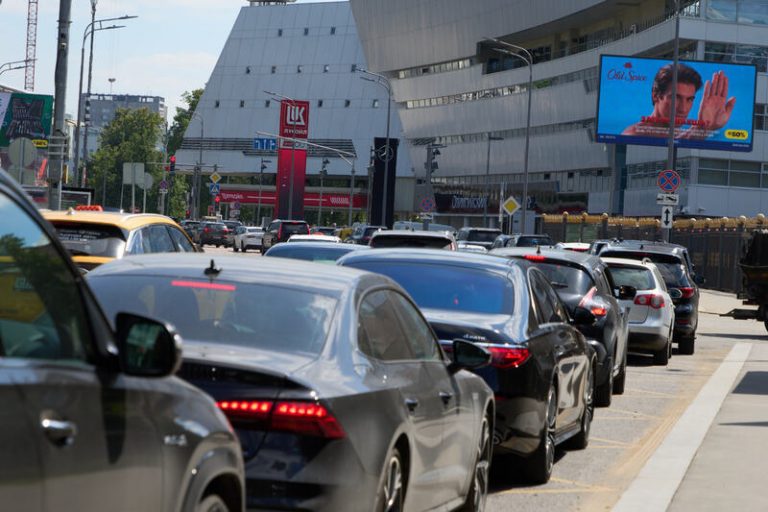 Rusko zakazuje export nafty, začne dovážet paliva, uvedl vicepremiér