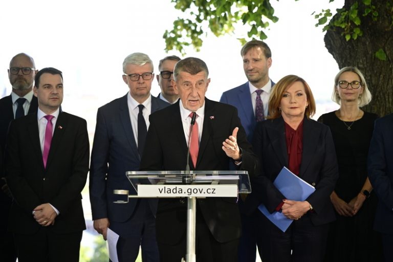 Experti: Hodnotit plnění programu po půlroce je marketingový tah vlády