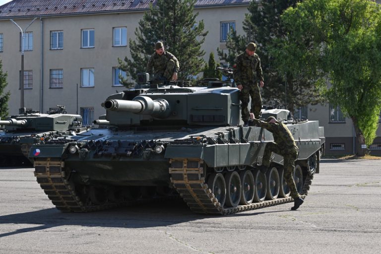Česká armáda převzala poslední z 42 tanků Leopard 2A4
