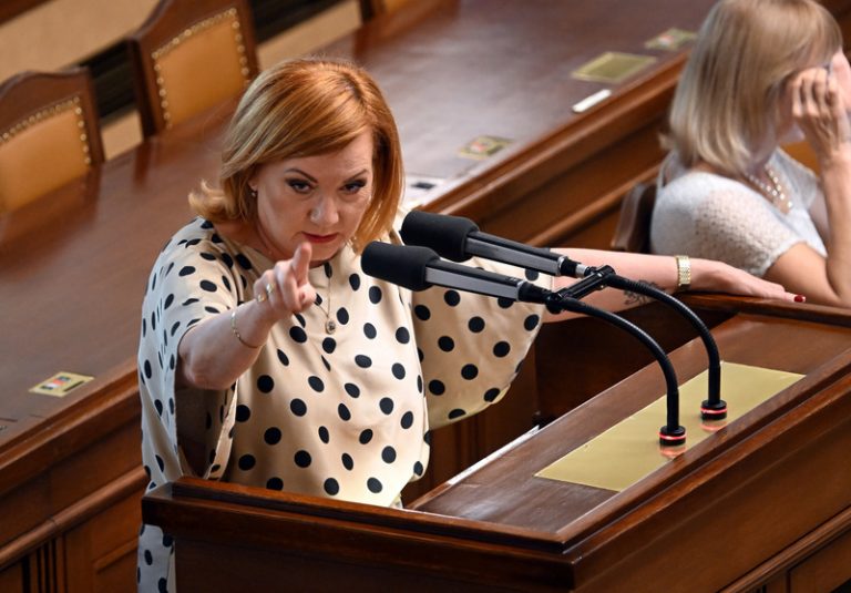 Sněmovna schválila znovu zavedení EET od příštího roku