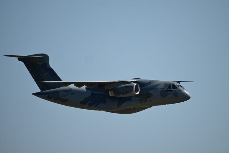Zůna: Nový letoun Embraer armádě umožní přepravu techniky i tankování za letu