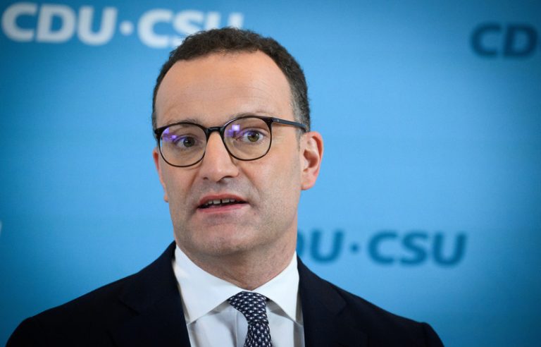 Předseda poslanecké frakce CDU/CSU rezignoval kvůli kauze s náhradní matkou