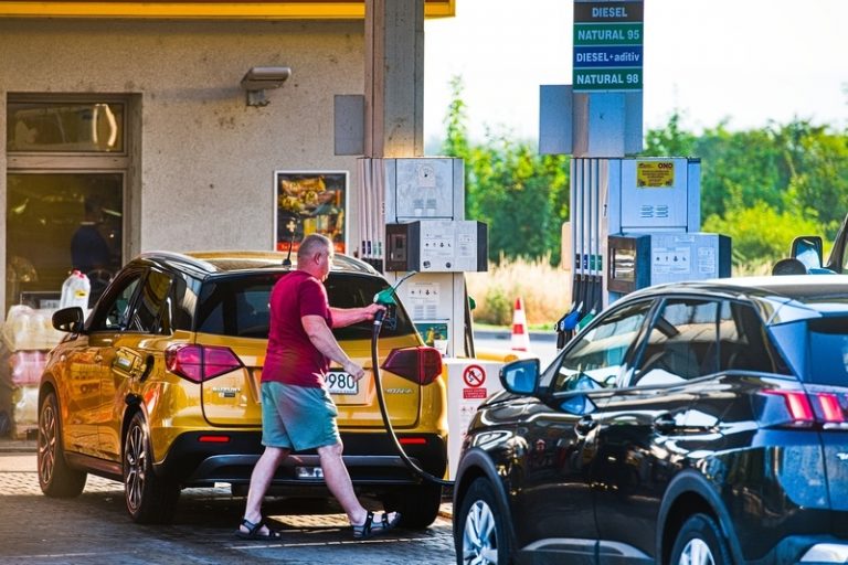 Nafta v Česku za týden zdražila o víc než 1,5 Kč, cena benzinu roste pomaleji