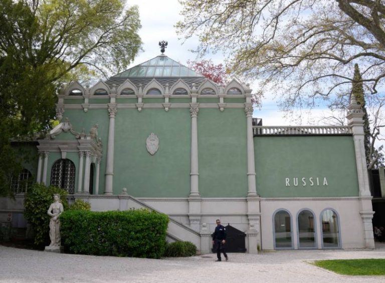 EK ukončila financování benátského bienále kvůli ruské účasti