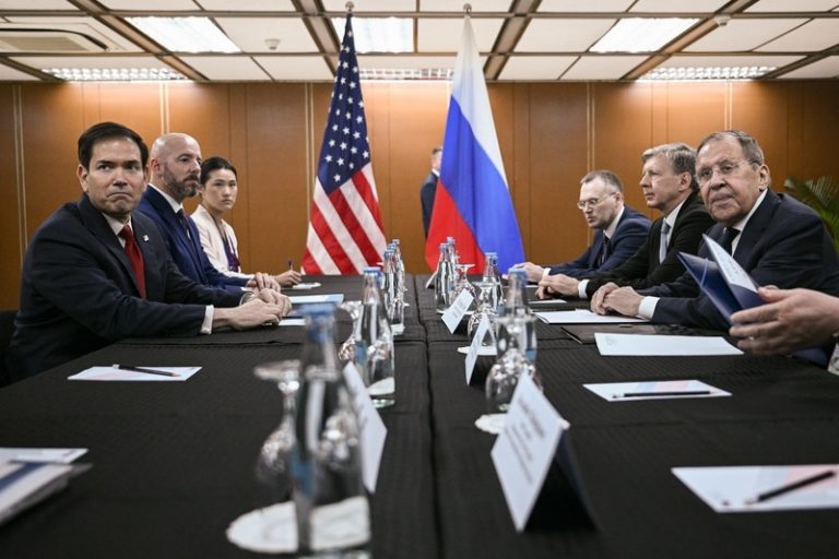 Ministři zahraničí USA a Ruska jednali o konfliktu na Ukrajině i vztazích