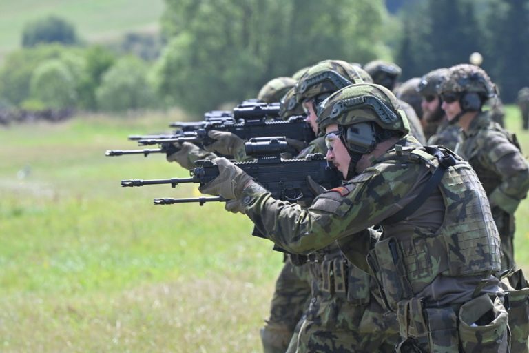 Na Doupově cvičí středoškoláci, dorazil i náčelník generálního štábu