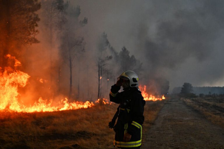 Hasiči dál bojují s požáry ve Francii a ve Španělsku, část evakuovaných se vrátí