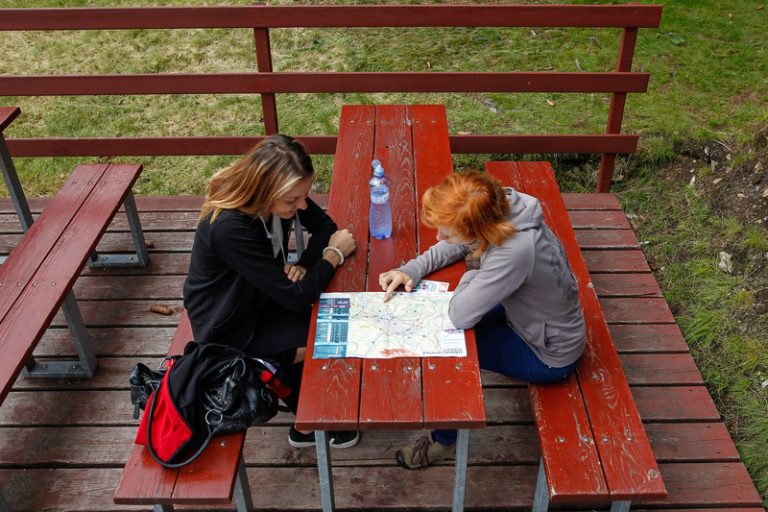 Průzkum: Turistice se věnuje polovina Čechů, nejraději chodí do přírody