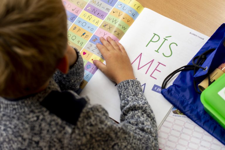 Průzkum: Asi 57 procent rodičů míní, že za školní pomůcky zaplatí víc než loni