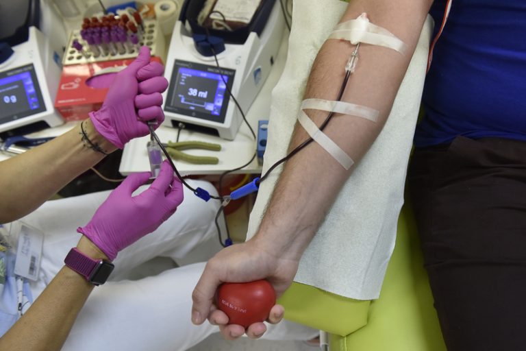 Ministerstvo vyzývá veřejnost k darování krve, zásoby se výrazně snížily