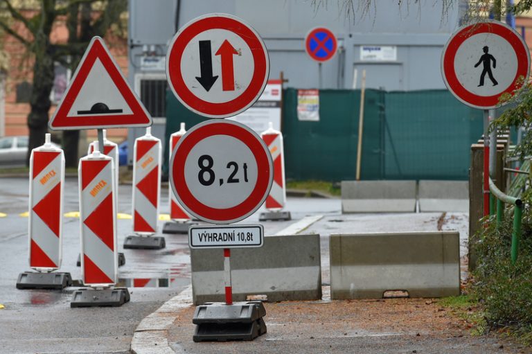 Babiš potrdil, že na opravy silnic kraje příspěvek od státu nedostanou