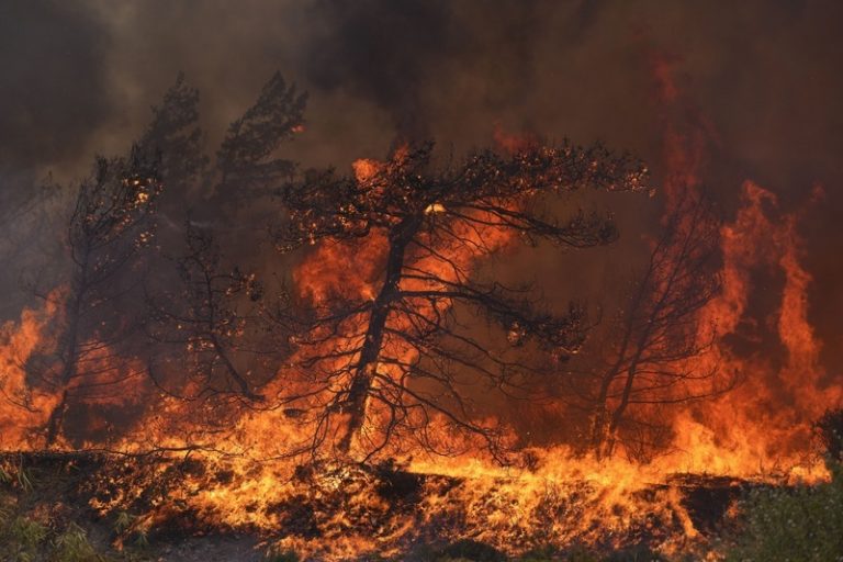 Před požárem u chorvatského letoviska Omiš v noci uteklo 1000 lidí