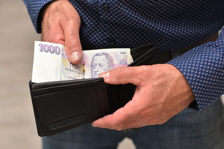 Zadlužení Čechů v 1. pololetí meziročně stouplo na 4,43 bilionu