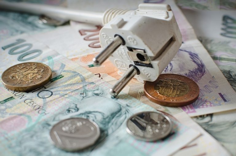Studie: Češi kvůli špatné distribuční sazbě přeplácí přes miliardu za elektřinu