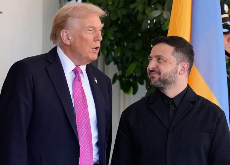 AP: Trump Ukrajině řekl, že nemá žádné karty, pak Kyjev přenesl válku do Ruska