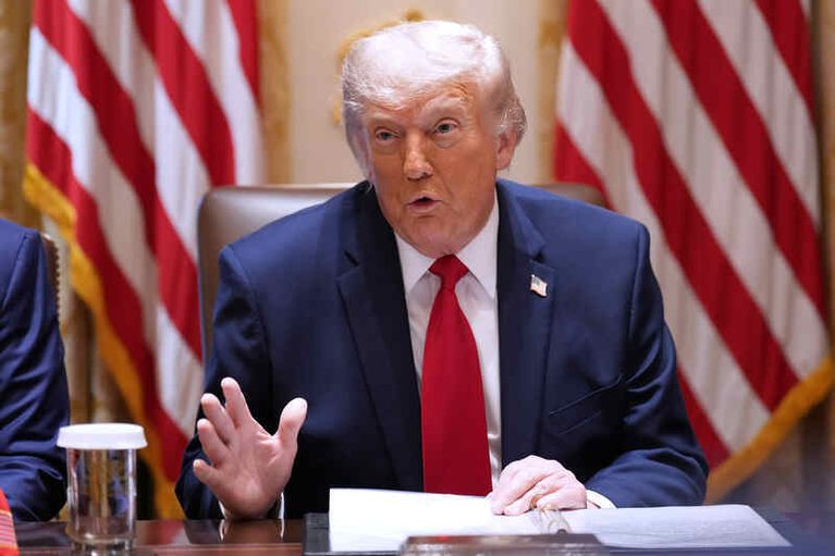 AP: Trump sliboval několik týdnů bojů s Íránem, po půl roce tvrdí, že nespěchá