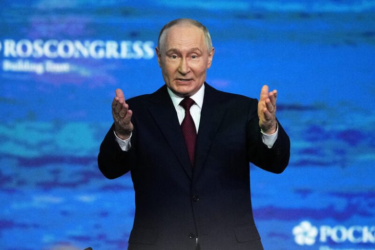 V Krasnojarsku prudce zlevnil a pak zdražil benzin – přijel a pak odjel Putin