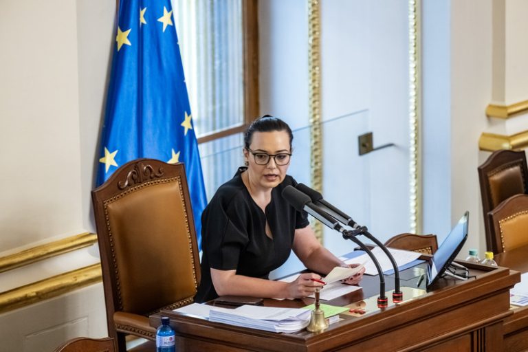 Poslanci zamítli cestu Urbanové na Ukrajinu, podle Okamury nešlo o politiku