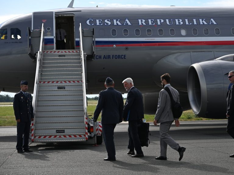 Vláda schválila Pavlův let do USA, Babiš se chystá do Slovinska či Norska