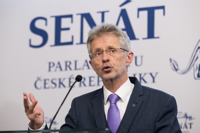 Senát odmítl zrušení pravomoci prezidenta určovat vedoucí diplomatických misí