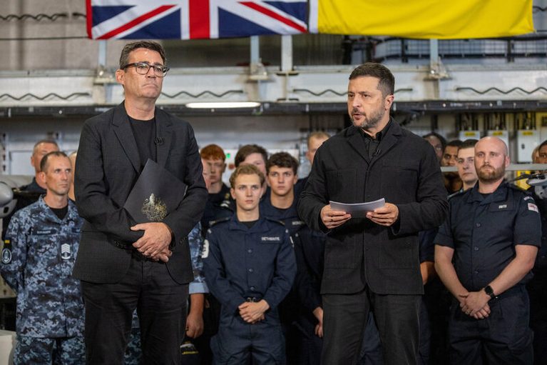 Burnham přijel na první zahraniční cestu do Kyjeva, který slaví Den nezávislosti