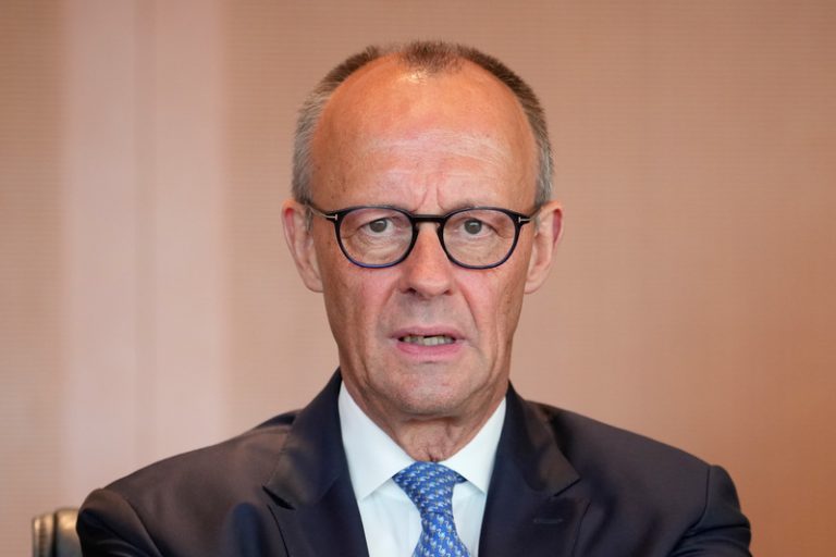 Německý kancléř Merz čelí kritice kvůli dlouhé dovolené, jeho obliba dál klesá