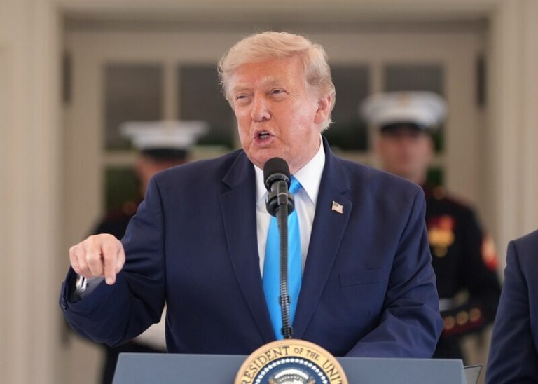Trump popřel zprávy o nedostatku munice, zdrojům informací pohrozil vězením