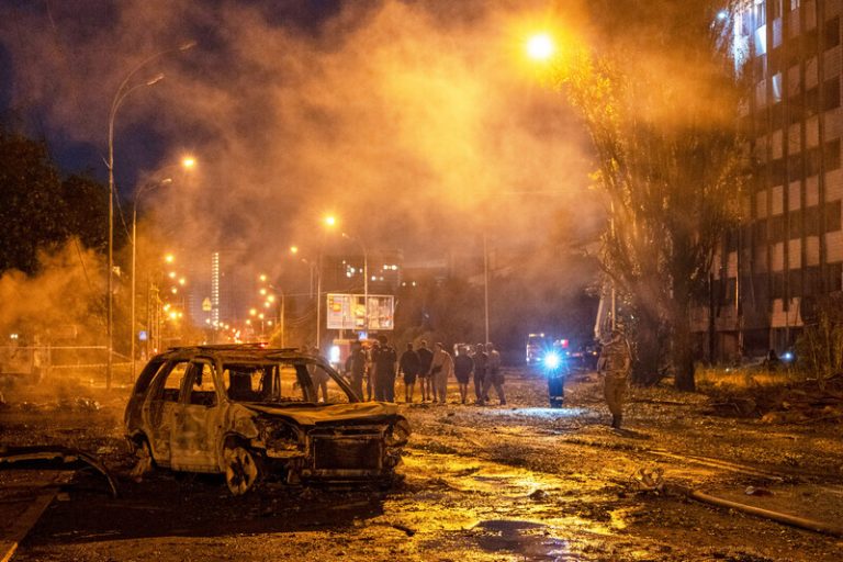 Ruský útok na Kyjev zabil nejméně devět lidí a 28 dalších zranil