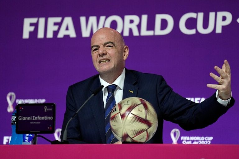 FIFA ustoupila od prodeje podílu z MS investorům, oznámil Infantino