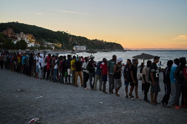 Španělsko oznámilo rozbití velké sítě pašeráků migrantů do Evropy