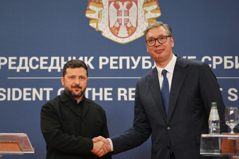 Zelenskyj si v Bělehradě postěžoval na ruské útoky na energetiku a lidi