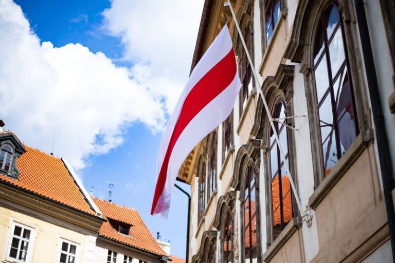 Senát vyvěsil běloruskou vlajku k připomenutí voleb v roce 2020