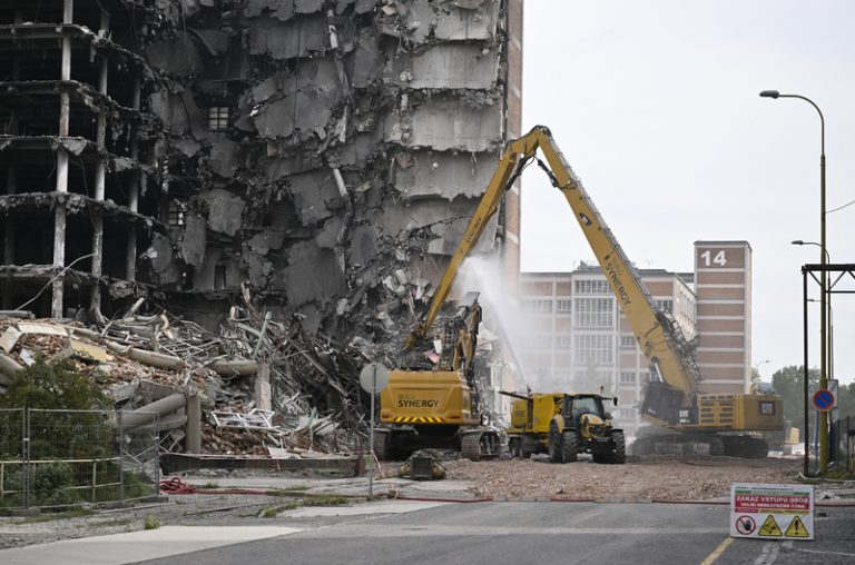 Demolice vyhořelé budovy ve Zlíně pokračuje, stát zůstává zhruba třetina
