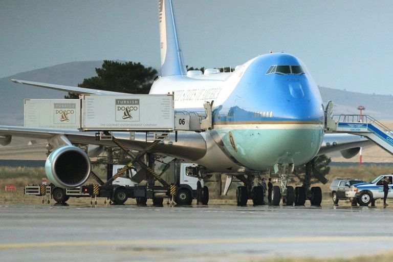 Trump potvrdil, že při odletu ze summitu NATO potají opustil Air Force One