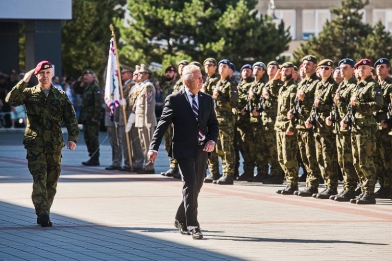 Armáda letos nabírá 2997 vojáků, 133 % plánu, Babiš garantuje 2 % HDP