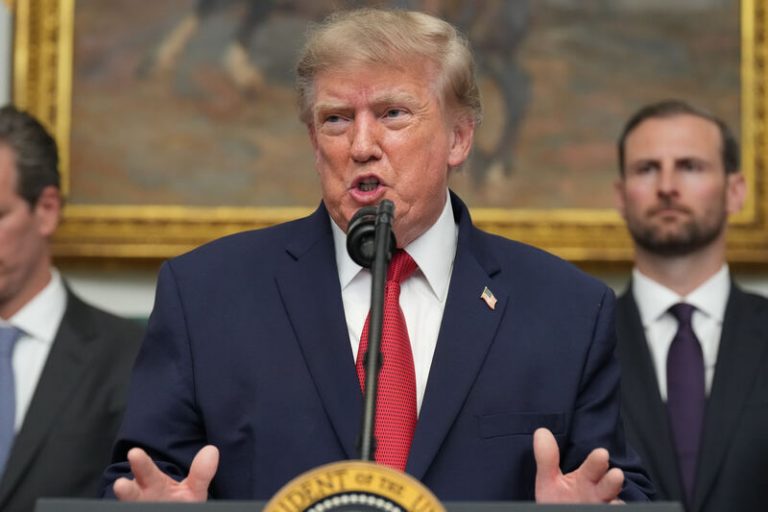 Trump vyhlásil ekonomickou válku Íránu, pohrozil všem, kdo by mu pomáhali