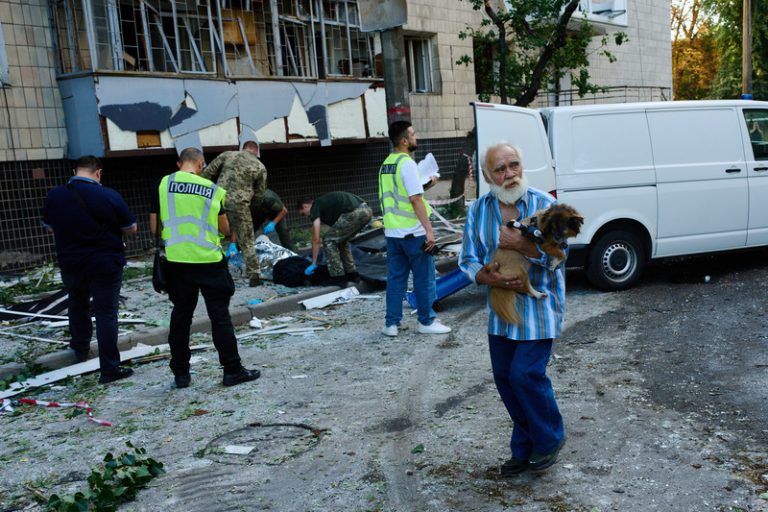 Ruský útok na Kyjev a okolí zabil 13 lidí, desítky zranil, uvedli činitelé
