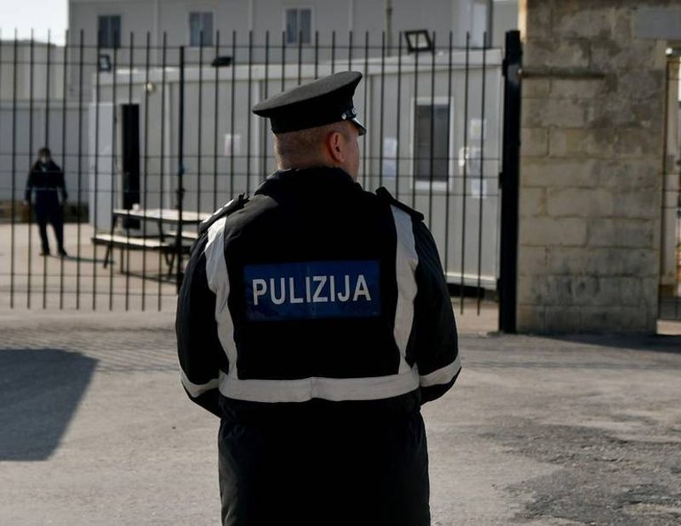 Muž z Česka je na Maltě souzen, protože byl na balkoně nahý s dcerami