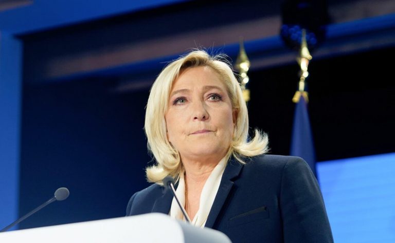 Rusko rozjelo dezinformační ofenzivu proti francouzským prezidentským volbám. Terčem je Macronův kritik, výhody má těžit Le Penová