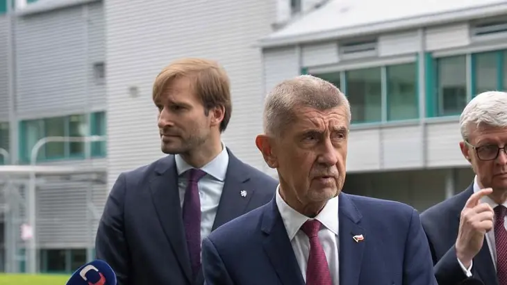„Koukají se na porno.“ Úředníky sledoval i Babiš, doporučuje to celé vládě