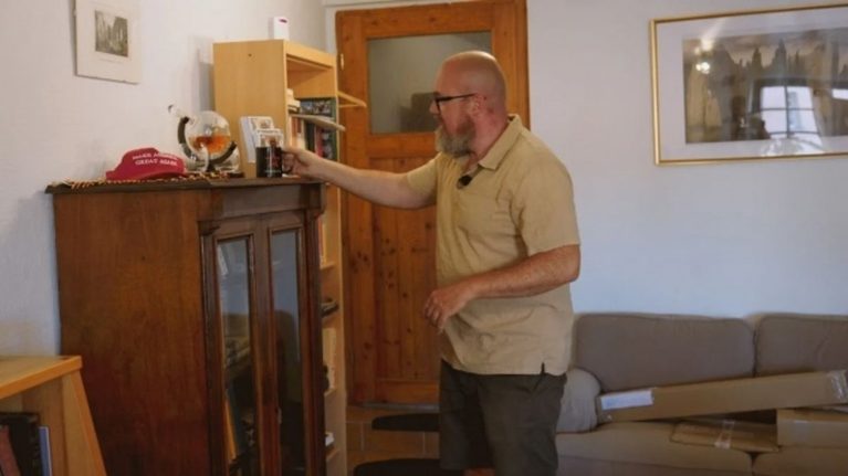 Hrnek s nápisem „armáda Ruska“ v kanceláři politika AfD. A pokus zablokovat záznam