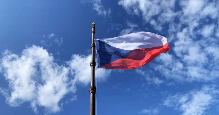 „Nová republika“ znovu plní zadání Kremlu: válku na Ukrajině má na svědomí Kyjev, tvrdí web