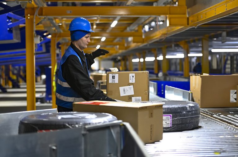 Evropský parlament schválil poplatek pro malé zásilky z e-shopů mimo EU