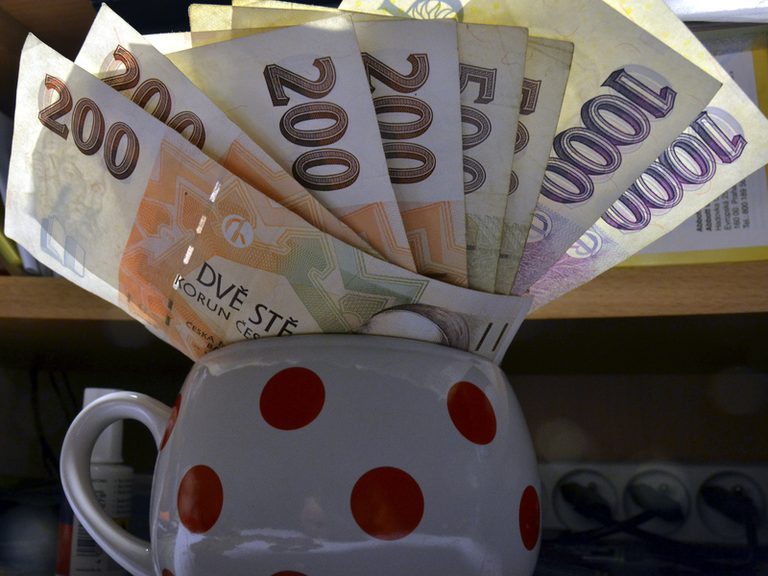 Analýza: Minimální mzda nestačila loni na základní potřeby a bydlení v nájmu