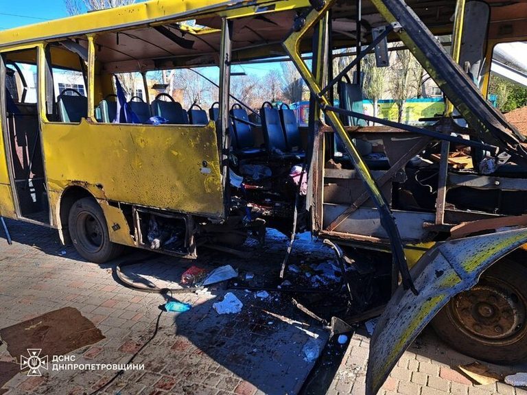 Ruský dronový útok na autobus zabil pět lidí, uvedl ukrajinský činitel